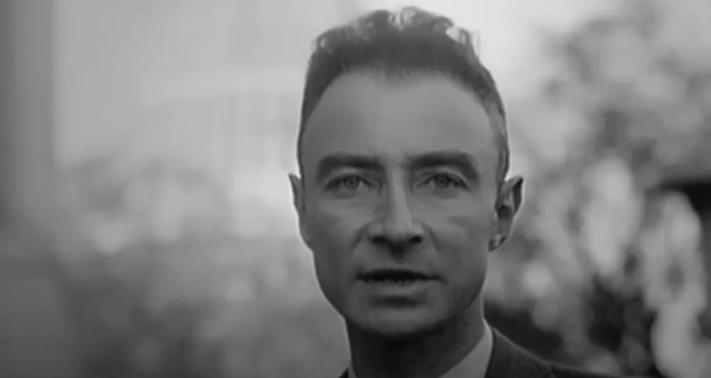 Retrato del Oppenheimer de la vida real, que podemos ver en el documental Oppenheimer: El dilema de la bomba atómica. Imagen: To End All War Oppenheimer &amp; the Atomic Bomb.