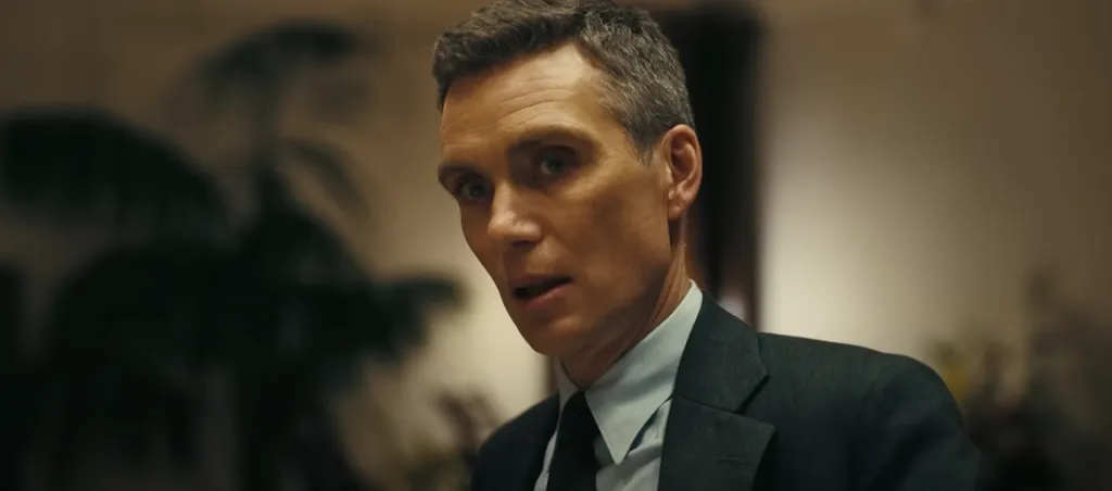 En la imagen, vemos a Cillian Murphy interpretando a J. Robert Oppenheimer. Imagen: @UniversalPictures.