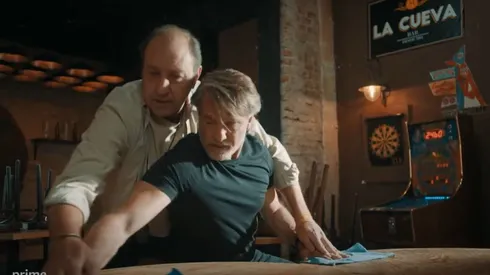 Chavorrucos nos muestra la faceta más cómica de los actores Guillermo Murray, quien en esta foto sale de pie detrás de Juan Soler.