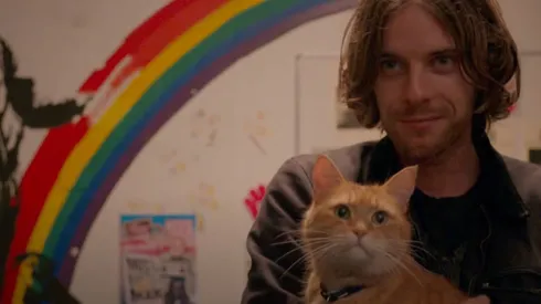 La emotiva historia de este hombre y su gato ya puede verse en streaming en México.