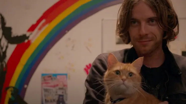 La emotiva historia de este hombre y su gato ya puede verse en streaming en México.