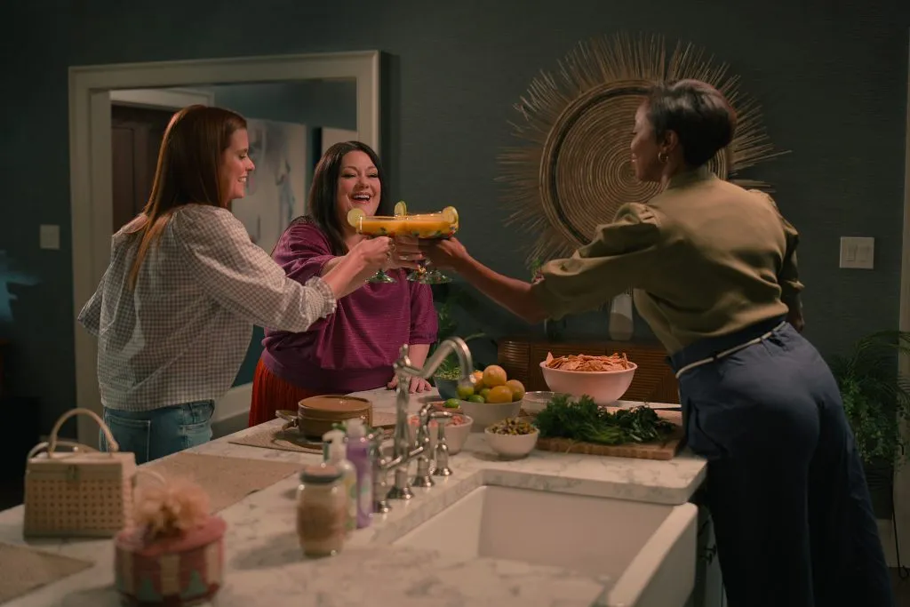 JoAnna Garcia Swisher, Brooke Elliott y Heather Headley en Dulces Magnolias 3. (Netflix)