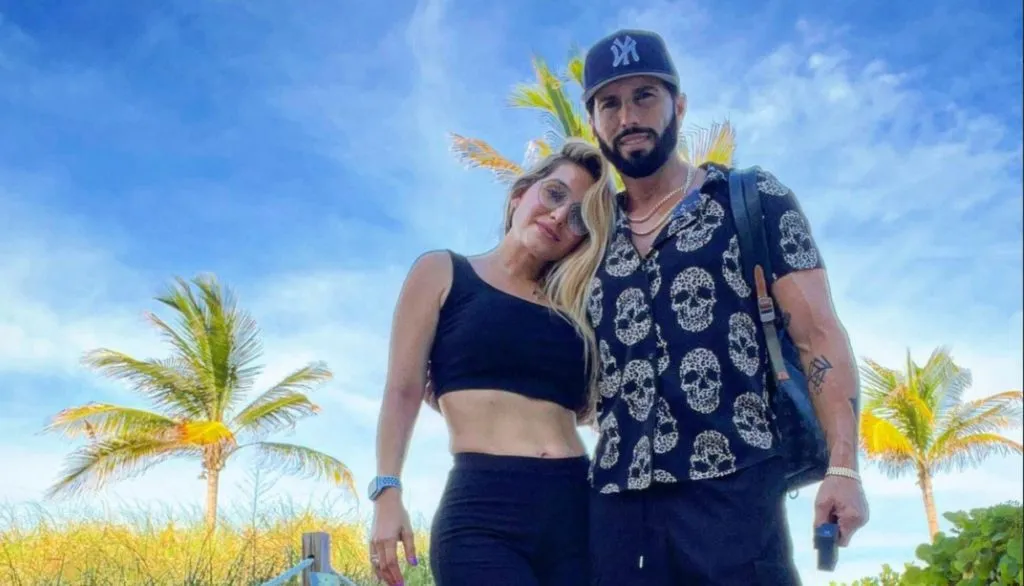 Marcela Mistral y Poncho de Nigris (Instagram @musamistral)