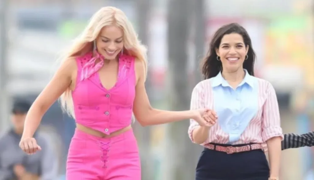 Margot Robbie y America Ferrera en ‘Barbie’, la película (Warner Bros.)