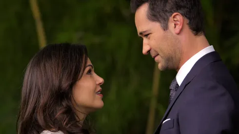 The Lincoln Lawyer. (L to R) Lana Parilla as Lisa Trammell, Manuel Garcia-Rulfo as Mickey Haller in episode 204 of The Lincoln Lawyer. Cr. Courtesy of Netflix © 2023