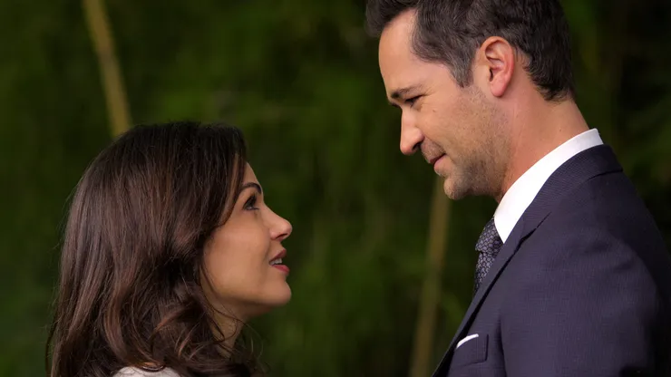 The Lincoln Lawyer. (L to R) Lana Parilla as Lisa Trammell, Manuel Garcia-Rulfo as Mickey Haller in episode 204 of The Lincoln Lawyer. Cr. Courtesy of Netflix © 2023