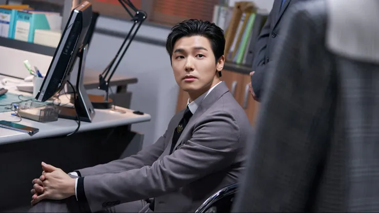 Kang Min-hyuk da vida a Han Jun-kyoung en Celebrity de Netflix