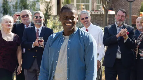 Get Out (2017) está protagonizada por Daniel Kaluuya.
