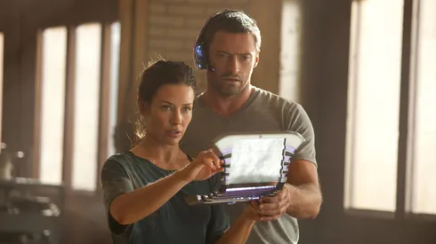 "REAL STEEL" RS-06357R Charlie Kenton (Hugh Jackman) and Bailey Tallet (Evangeline Lilly) study the command matrix on the controller's screen that sets the robot boxer Noisy Boy into action mode in DreamWorks Pictures' action drama "Real Steel". Ph: Melissa Moseley ©DreamWorks II Distribution Co., LLC. ÊAll Rights Reserved.