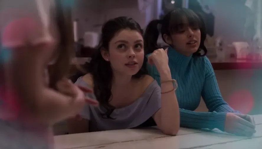 A la derecha podemos ver al personaje de Yutzil Cruz, que es interpretado por la actriz Renata Bondon. Imagen: ViX.