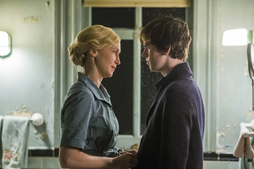 Vera Farmiga y Freddie Highmore. (IMDb)