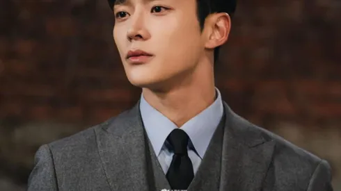RoWoon como Shin Yu en el k-drama 'Un amor predestinado' de Netflix.
