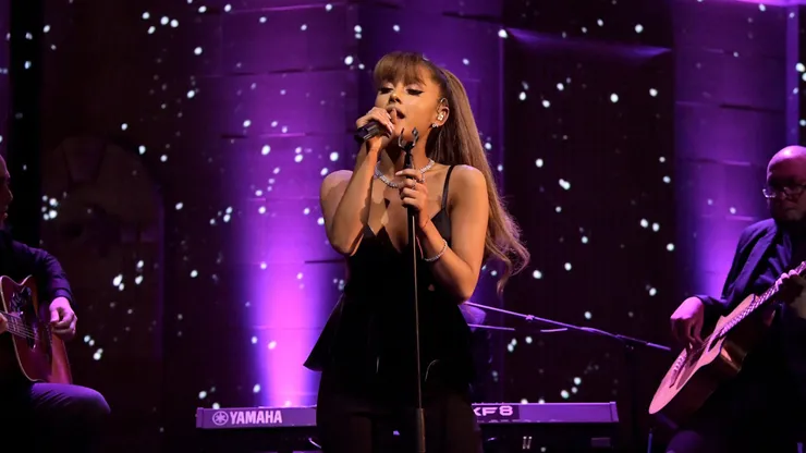BEVERLY HILLS, CA - OCTOBER 13: Singer Ariana Grande attends Tiffany & Co.'s unveiling of the newly renovated Beverly Hills store and debut of 2016 Tiffany masterpieces at Tiffany & Co. on October 13, 2016 in Beverly Hills, California. (Photo by Charley Gallay/Getty Images for Tiffany & Co.)
