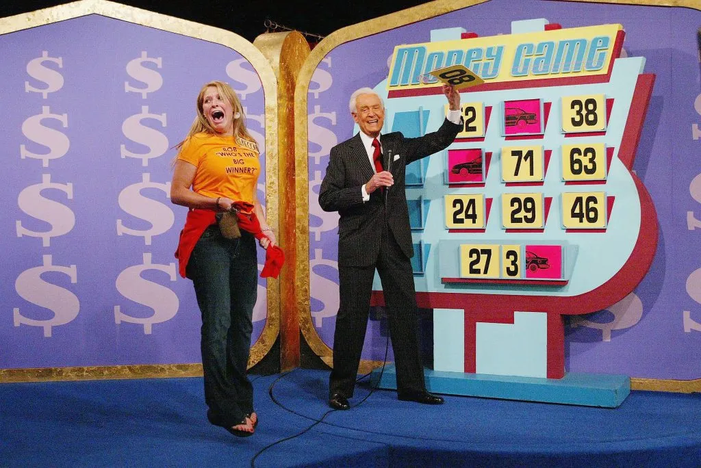 Bob Barker y una participante en The Price is Right. Imagen: Getty Images.