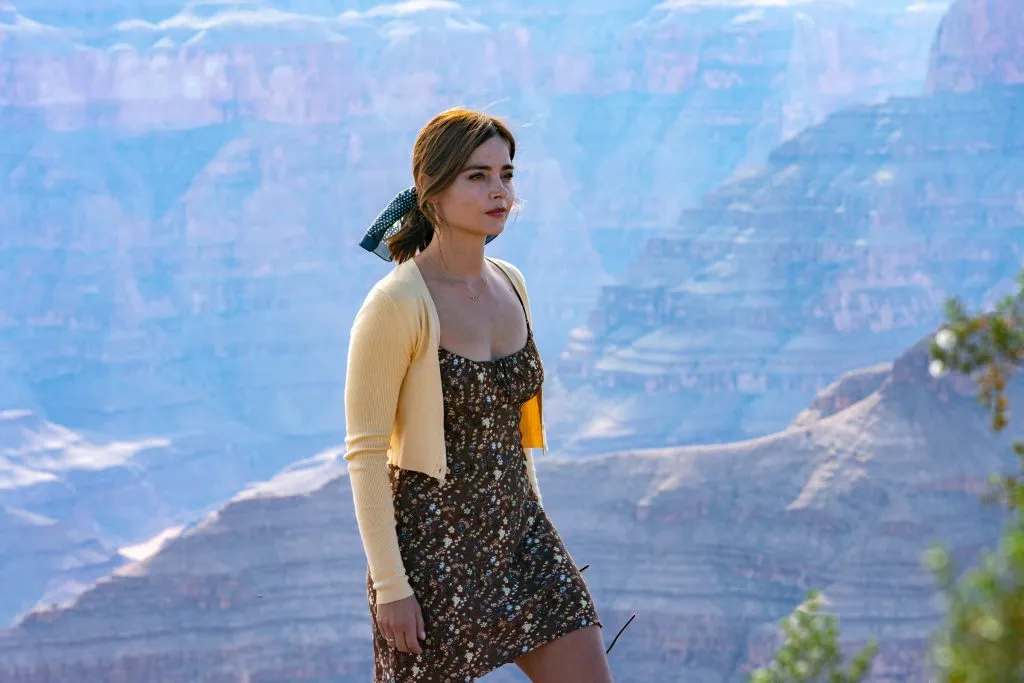 Jena Coleman interpreta a Liv en Wilderness, un personaje que sacará su lado más oscuro en medio de un viaje turístico. Imagen: Cortesía.