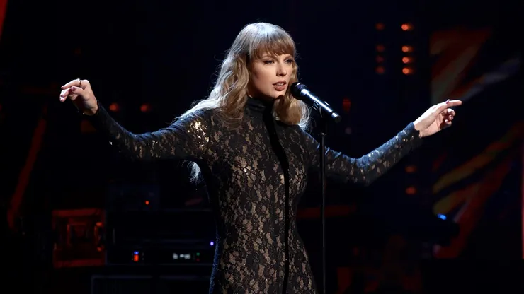 CLEVELAND, OHIO - OCTOBER 30:Taylor Swift performs onstage during the 36th Annual Rock & Roll Hall Of Fame Induction Ceremony at Rocket Mortgage Fieldhouse on October 30, 2021 in Cleveland, Ohio. (Photo by Dimitrios Kambouris/Getty Images for The Rock and Roll Hall of Fame )