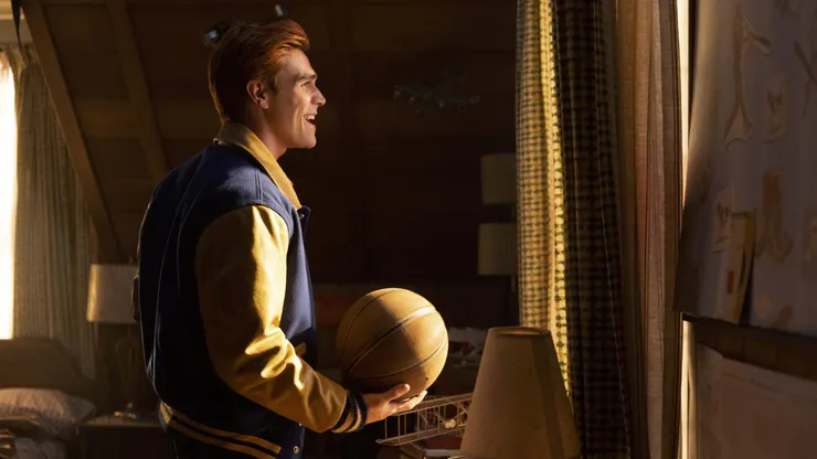 La serie está protagonizada por KJ Apa