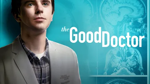 Freddie Highmore es de los pocos que se sigue salvando en el elenco.