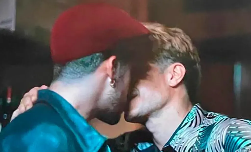 En redes sociales se filtró una escena en la que Bad Bunny y Gael García, en su papel de Cassandro tienen un beso. Imagen: Infobae.