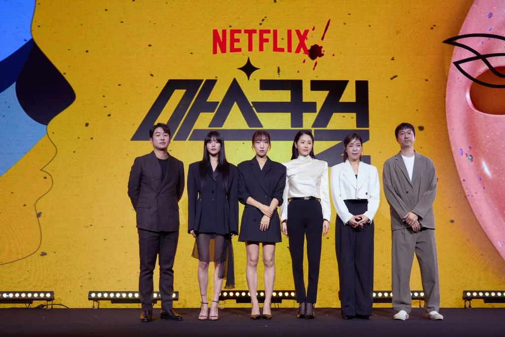 Los actores de La chica enmascarada con su director. Foto: (Netflix)