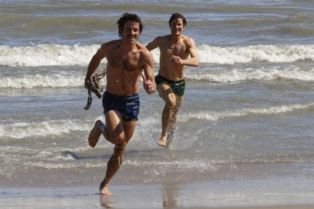 Jonathan Bailey y Matt Bomer en Compañeros de viaje. (Paramount+)