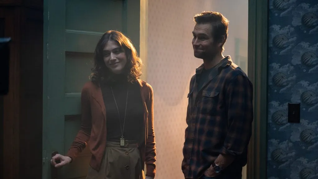 Lizzy Caplan y Antony Starr. (BF)