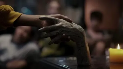 La mano maldita es uno de los elementos más importantes de la película “Háblame" (Talk to Me)