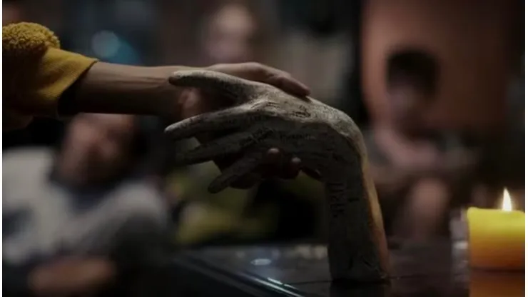 La mano maldita es uno de los elementos más importantes de la película “Háblame" (Talk to Me)