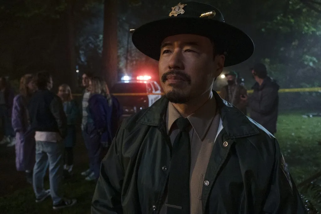 En la imagen: Randall Park como el Alguacil Dennis Lim en Totally Killer | Crédito: Prime Video