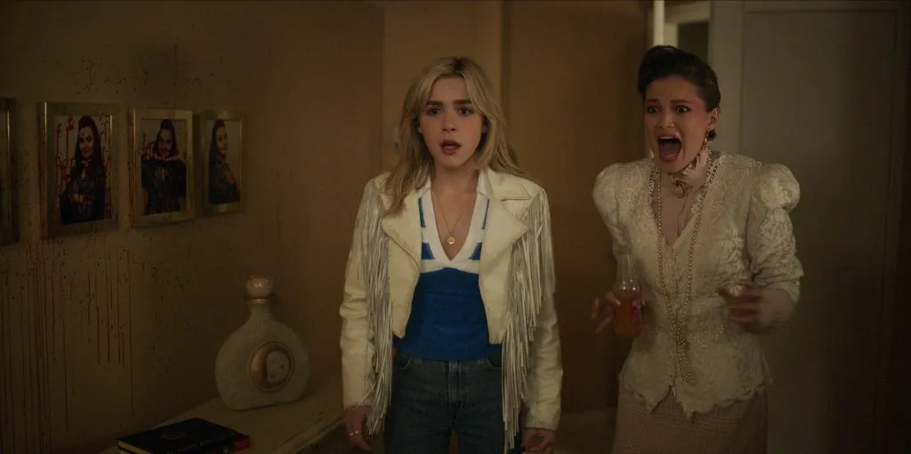 En la imagen (I-D): Kiernan Shipka como Jamie Hughes, Olivia Holt como Pam de adolescenteen Totally Killer | Crédito: Prime Video