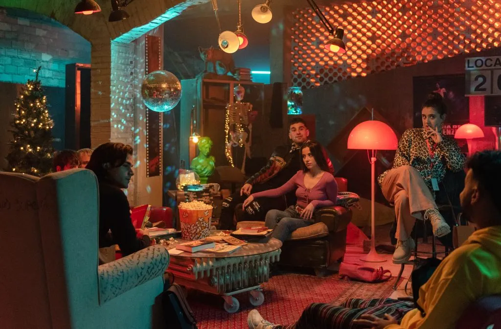 EL CLUB DE LOS LECTORES CRIMINALES (L to R) ÁLVARO MEL as SEBAS, CARLOS ALCAIDE as RAI, ANE ROT as SARA, MARÍA CEREZUELA as EVA, HAMZA ZAIDI as KOLDO in EL CLUB DE LOS LECTORES CRIMINALES. Cr. FELIPE HERNÁNDEZ/NETFLIX © 2022