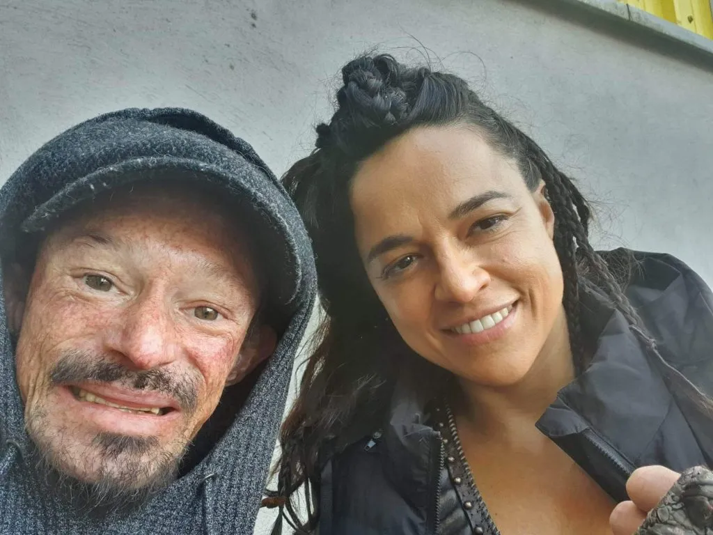 El actor compartió esta imagen la lado de Michelle Rodríguez durante la filmación de Calabozos y Dragones. Imagen: @darrenpaulkent.