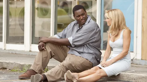 BS-16478 QUINTON AARON as Michael Oher and SANDRA BULLOCK as Leigh Anne Tuohy in Alcon EntertainmentÕs drama ÒThe Blind Side,Ó a Warner Bros. Pictures release.