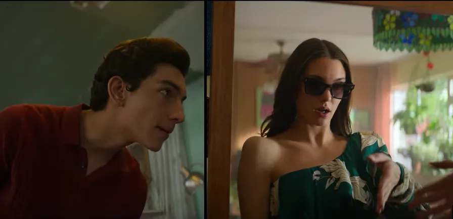 Julio (a la derecha) y Victoria hasta se cambiarán los nombres para lograr sus planes. Imagen: @PrimeVideoMX.