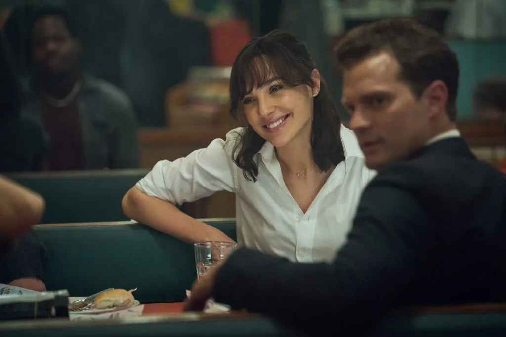 Gal Gadot y Jamie Dornan. Foto: (Netflix)