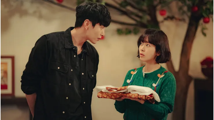Lee Min‑ki y Han Ji‑min en Con tacto especial, de Netflix.