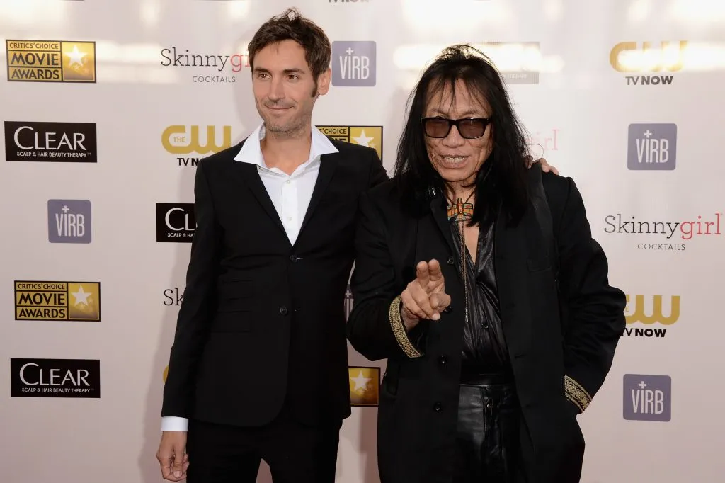 El director Malik Bendjelloul y el músico Sixto Rodriguez&nbsp;ensu llegada al Annual Critics’ Choice Movie Awards, en 2013. Imagen: Getty Images.