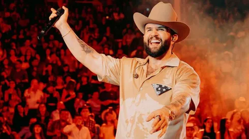 Carin León luciéndose en el escenario.