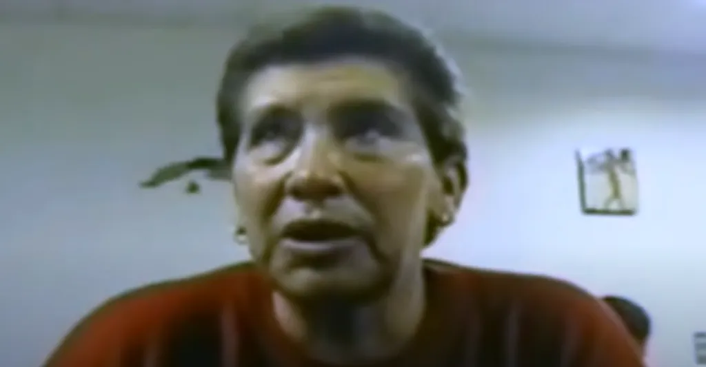 Juana Barraza, en una de las primeras grabaciones que hizo luego de haber sido arrestada en México. Imagen: @aztecanoticias.