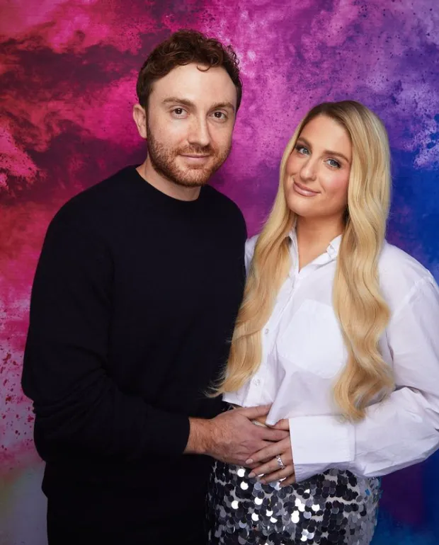 En la imagen, Daryl Sabara junto a su esposa, la cantante de pop Meghan Trainor en una foto de cuando esperaban a uno de sus hijos. Imagen: @darylsabara.