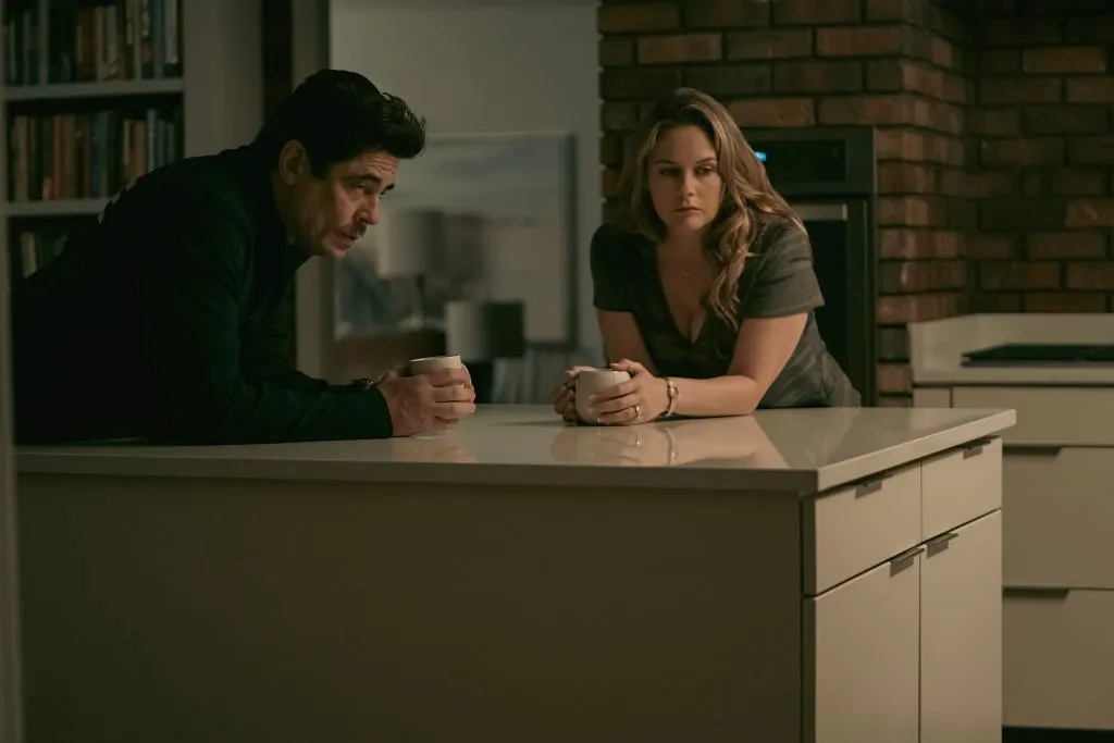 Benicio Del Toro y Alicia Silverstone protagonizan la película Reptiles. (Netflix)