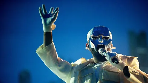 The Weeknd usa una máscara en todos sus conciertos.