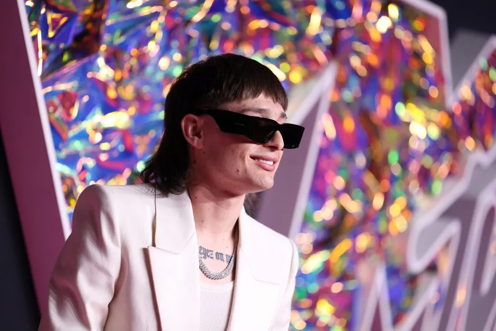 NEWARK, NUEVA JERSEY – 12 DE SEPTIEMBRE: (NOTA DEL EDITOR: Se utilizó un filtro de cámara de efectos especiales para esta imagen.) Peso Pluma asiste a los MTV Video Music Awards 2023 en el Prudential Center el 12 de septiembre de 2023 en Newark, Nueva Jersey. (Foto de Mike Coppola/Getty Images para MTV).