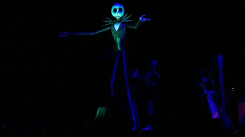 LOS ÁNGELES, CALIFORNIA - 29 DE OCTUBRE: Titiriteros controlan una marioneta de Jack Skellington en el escenario durante Disney's Tim Burton's "The Nightmare Before Christmas" Live To Film Concert Experience en el Banc of California Stadium el 29 de octubre de 2021 en Los Ángeles, California. (Foto de Timothy Norris/Getty Images).