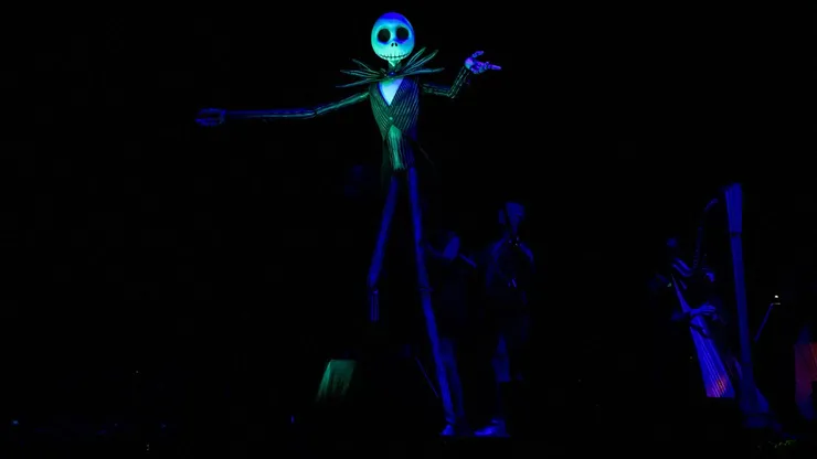 LOS ÁNGELES, CALIFORNIA - 29 DE OCTUBRE: Titiriteros controlan una marioneta de Jack Skellington en el escenario durante Disney's Tim Burton's "The Nightmare Before Christmas" Live To Film Concert Experience en el Banc of California Stadium el 29 de octubre de 2021 en Los Ángeles, California. (Foto de Timothy Norris/Getty Images).