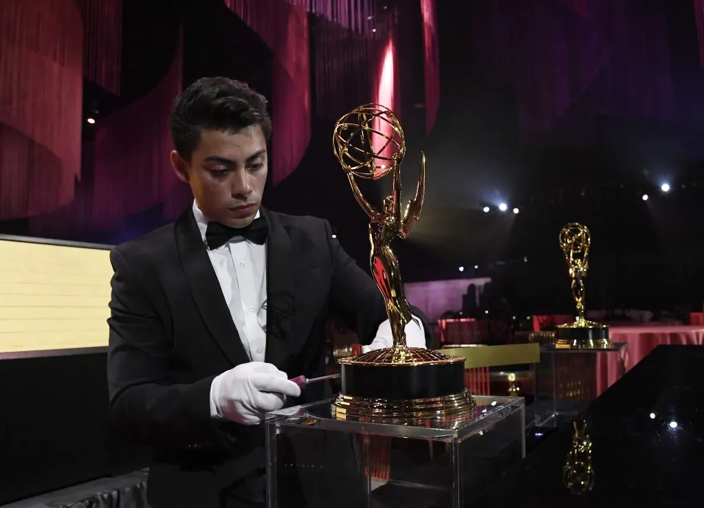 LOS ÁNGELES, CA – 12 DE SEPTIEMBRE: Un trabajador retira una placa de una estatua de los Premios Emmy en la estación de grabado durante la 71ª edición de los Premios Emmy Governors Ball y la vista previa de prensa de 2019 Creative Arts Governors Ball en L.A. Live Xbox Plaza el 12 de septiembre de 2019 en Los Ángeles, California. (Foto de Kevork Djansezian/Getty Images).