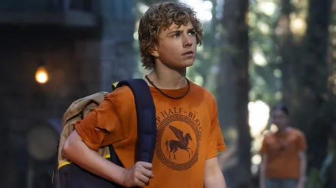 Walker Scobel es Percy Jackson en la serie de Disney+.