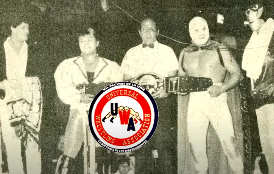 Imagen real del encuentro entre Cassandro y El Hijo del Santo, que se retrata en la película. Imagen: @milpaginasdelauwa500.