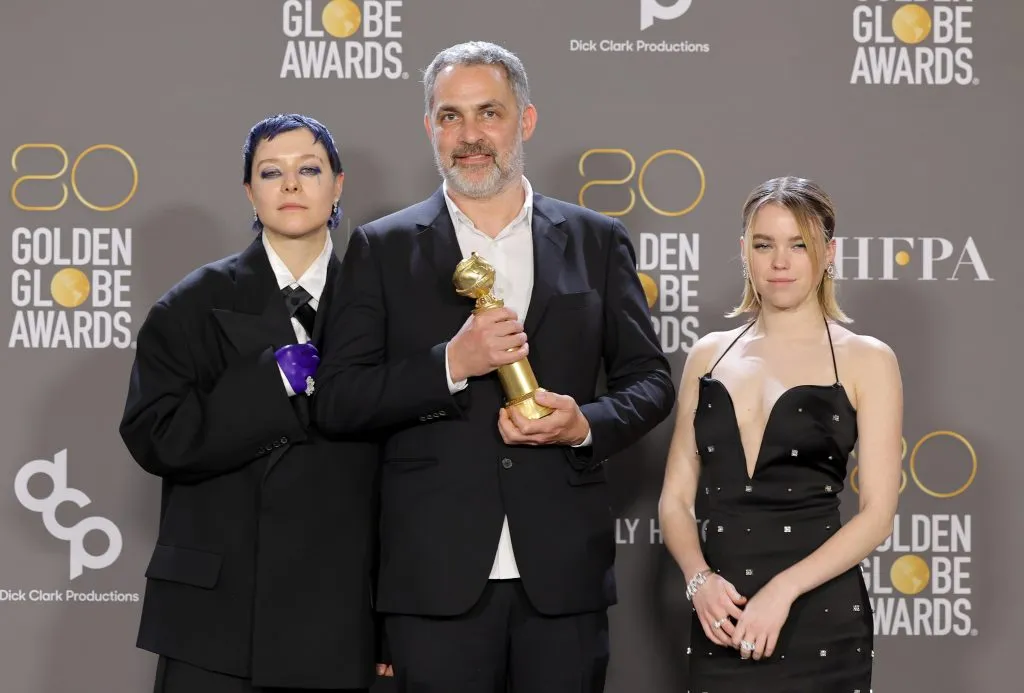 BEVERLY HILLS, CALIFORNIA – 10 DE ENERO: (De izquierda a derecha) Emma D’Arcy, Miguel Sapochnik y Milly Alcock, ganadores del premio a la mejor serie dramática por “La casa del dragón”, posan en la sala de prensa durante la 80ª edición de los Globos de Oro en The Beverly Hilton el 10 de enero de 2023 en Beverly Hills, California. (Foto de Amy Sussman/Getty Images).
