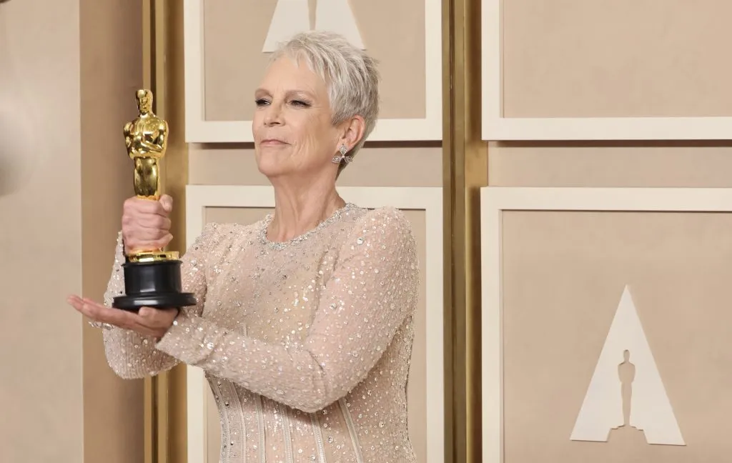 HOLLYWOOD, CALIFORNIA – 12 DE MARZO: Jamie Lee Curtis, ganadora del premio a la Mejor Actriz de Reparto por ‘Everything Everywhere All at Once’ posa en la sala de prensa durante la 95 edición de los Premios Anuales de la Academia en el Ovation Hollywood el 12 de marzo de 2023 en Hollywood, California. (Foto de Rodin Eckenroth/Getty Images).